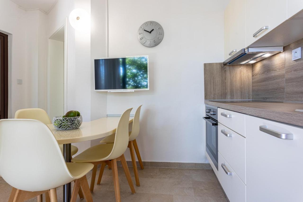 Apartments House Barbara Kornić Eksteriør billede